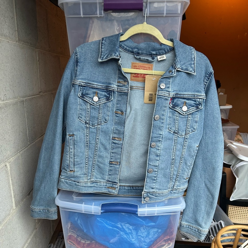 Medium Levi’s jean jacket for women. Never worn - new with tags.